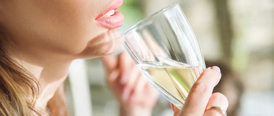 白酒兌什么飲料好喝_白酒兌飲料對(duì)身體有害嗎_兌白酒飲料喝好還是不好