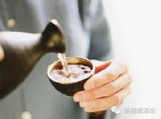 茅臺(tái)鎮(zhèn)能喝嗎_茅臺(tái)喝當(dāng)?shù)劓?zhèn)酒人多嗎_茅臺(tái)鎮(zhèn)當(dāng)?shù)厝撕仁裁淳?/></p>
<p>醬香型白酒屬于白酒中“慢工出細(xì)活”的“慢工”制品。正宗大曲醬香酒在釀造過程中，要經(jīng)過“9次蒸煮、8次發(fā)酵和7次取酒”。一瓶傳統(tǒng)工藝的醬香型白酒從原料進(jìn)廠到產(chǎn)品出廠，至少要經(jīng)過三到五年。不易上頭的醬香酒正日益成為飲酒人的健康追求，而市場的訴求也促使越來越多的酒廠投身于醬香酒的研發(fā)。那么什么才是正宗的醬香酒？</p>
<p>（一）從色澤和外觀看，醬香型白酒的酒體應(yīng)該是微黃或無色透明的，清澈透亮，無懸浮物，無沉淀。倒進(jìn)透明玻璃酒杯中時(shí)，產(chǎn)生酒珠越大越多且消失得慢的酒質(zhì)越好。酒珠消失得慢，說明酒濃度高，存放時(shí)間長，喝時(shí)味道醇香，醬香濃郁。這是因?yàn)榫浦幸掖寂c水反應(yīng)成酯，酒存放時(shí)間越長，酒也就越香。輕輕搖一搖，酒淚掛杯時(shí)間長為佳。</p>
<p>（二）有些造假者會(huì)在酒中摻黃色，可通過加入人工色素來辨別。經(jīng)過太陽的暴曬，摻黃色素的酒體顏色會(huì)變淡，且放置室內(nèi)后不能恢復(fù)原狀。</p>
<p>（三）聞香也是辨別真假醬香酒的辦法之一。取一滴酒置于手心中，然后使兩手心接觸摩擦稍許，酒生熱后發(fā)出的氣味清香，則為上等酒；若氣味發(fā)甜，則為中等酒；若氣味臭苦，必為劣酒無疑。</p>
<p>（四）最后是品嘗。喝一小口入嘴，體會(huì)酒體是否豐滿，滋味是否協(xié)調(diào)，回味是否醇凈悠長，再慢慢吞下，然后閉嘴讓酒味經(jīng)鼻腔慢慢從鼻子出來，好酒你會(huì)感受到非常濃郁香醇的味道。另外，醬香酒講究空杯留香，即喝完杯中酒后空杯放置較長時(shí)間還有香味。</p>
<p>（五）除此外，還可以做個(gè)物理試驗(yàn)。取食用油一滴，置于酒中，若發(fā)現(xiàn)油在酒中不規(guī)則擴(kuò)散，下沉速度變化明顯，則為劣質(zhì)酒；若發(fā)現(xiàn)油在酒中懸浮形成一圓滴，擴(kuò)散非常緩慢，則為優(yōu)質(zhì)酒無疑。返回搜狐，查看更多</p>        </div>
        <div   id="0uq0uqk"   class="tip error ">
          <p>聲明：本站所有文章資源內(nèi)容，如無特殊說明或標(biāo)注，均為采集網(wǎng)絡(luò)資源。如若本站內(nèi)容侵犯了原著者的合法權(quán)益，可聯(lián)系本站刪除。</p>
        </div>
        <div   id="24g4key"   class="article-tags"> <a href="/tag/maotaizhendangdirenheshimejiu.html" target=