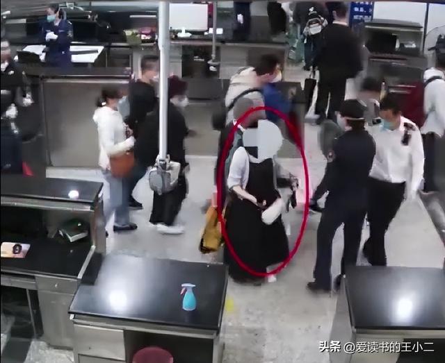 女子雙腿綁14瓶茅臺(tái)入境，估計(jì)你和我一樣會(huì)有兩個(gè)疑問(wèn)